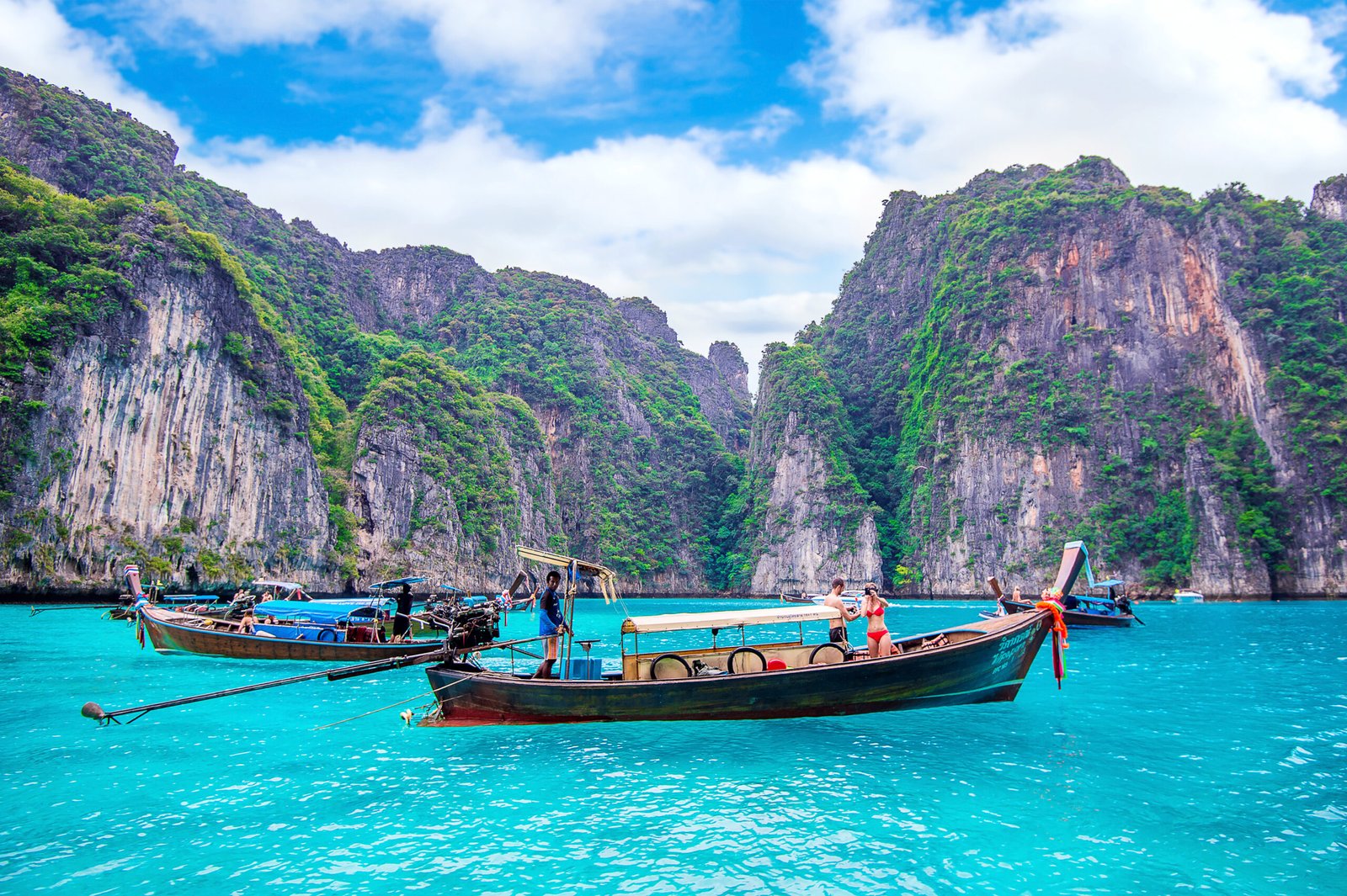 KRABI - DECEMBER 1: Long boat and tourist at Maya bay in Phi Phi Island. Photo taken on December 1,2016 in Krabi, Thailand.